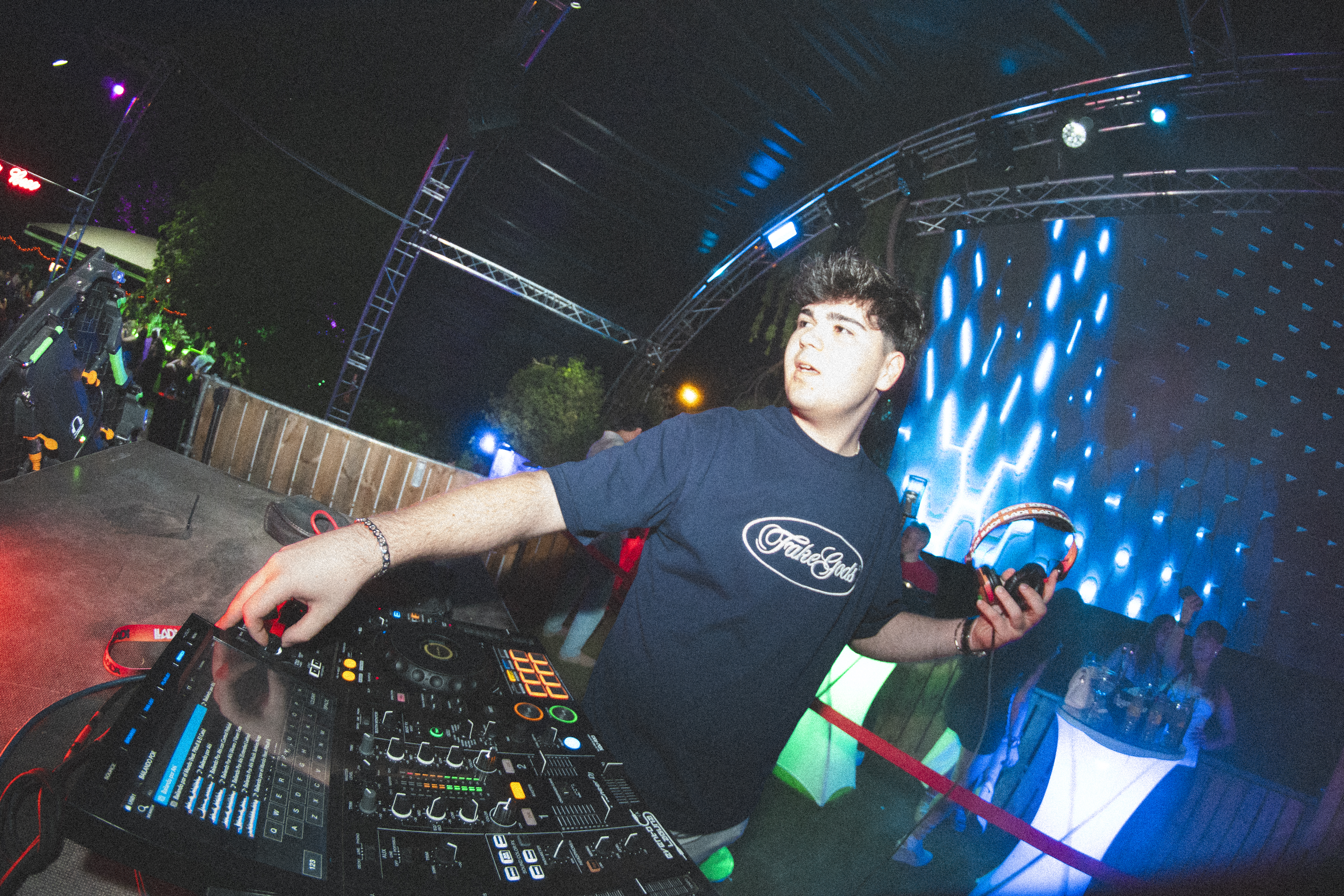 Público bailando en show